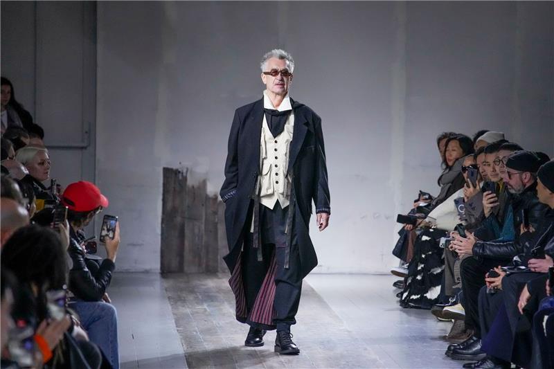 Wim Wenders als Model auf Pariser Laufsteg Lässige Eleganz: Wim Wenders auf dem Catwalk.