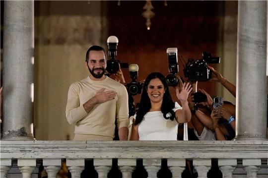 Lässt sich auf dem Balkon des Präsidentenpalastes feiern:  Nayib Bukele (l.) und seine Frau Gabriela Rodriguez.