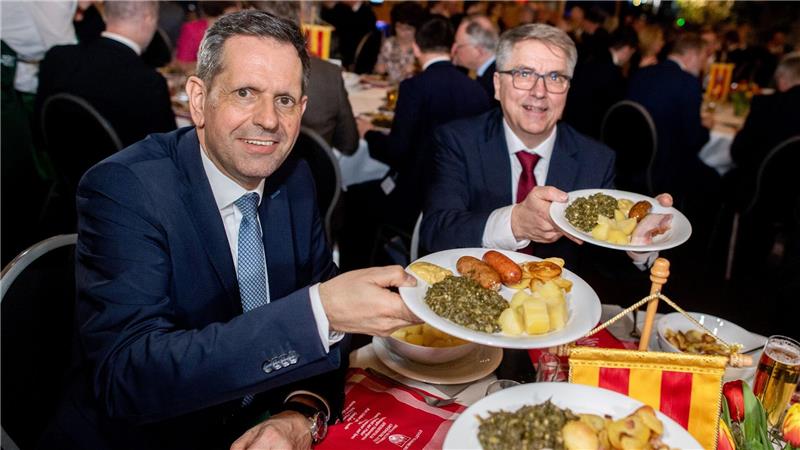 Lässt sich den Grünkohl schmecken: Niedersachsens Ministerpräsident Olaf Lies (SPD) 