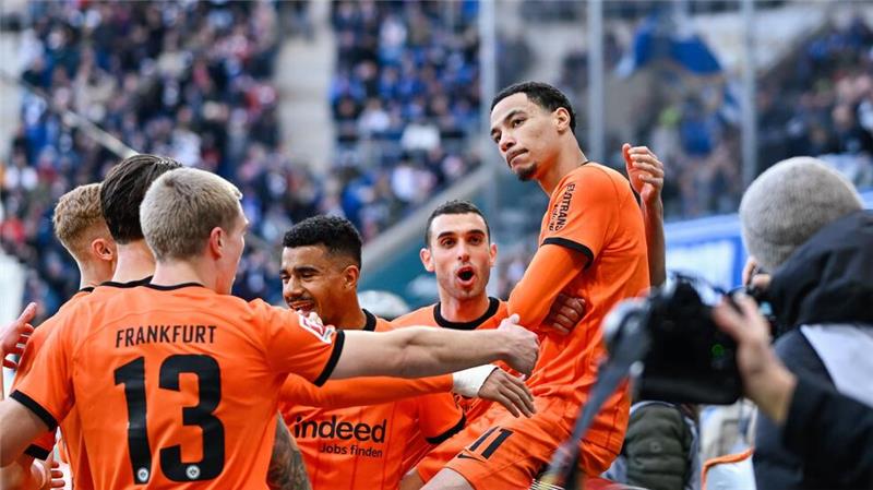 „Bisschen dumm“: Frankfurt vergibt Sieg gegen Hoffenheim Lässt sich feiern: Eintracht-Torschütze Hugo Ekitiké