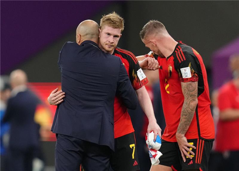 Ende der Träume für De Bruyne und Co. - Kroatien weiter Lässt sich von Trainer Roberto Martinez (l) trösten: Belgiens Kevin De Bruyne.