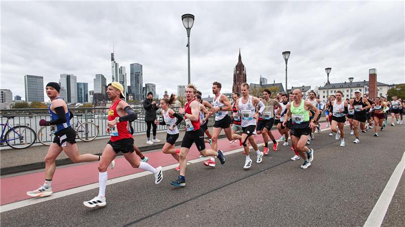 Läufer überqueren die Alte Brücke, im Hintergrund ist die Skyline zu sehen. Der Frankfurt-Marathon ist der älteste City-Marathon Deutschlands.