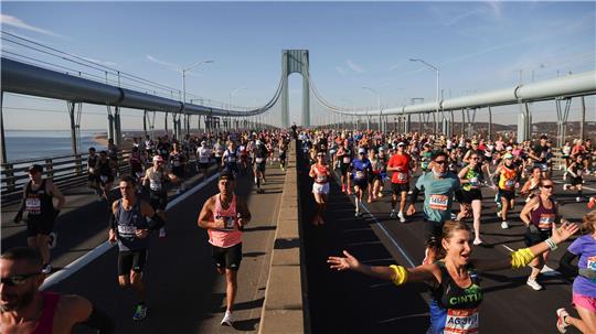 Läufer überqueren die Verrazzano Narrows Bridge beim New York City Marathon (Archivbild).