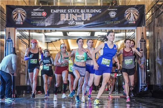 Läuferinnen starten zum Treppenlauf im Empire State Building.