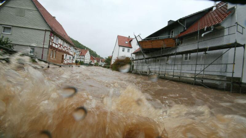 5 Punkte, die Sie über Hochwasser wissen müssen Läuft die Kanalisation voll, sucht sich das Wasser neue Wege.