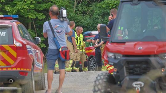 Lagebesprechung am 23. Juni: Über sieben Hektar Wald sind von dem Großbrand am Königsberg betroffen.