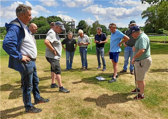Lagebesprechung bei der Rennbahn-Begehung mit (v. li.) Jürgen Deike, Jürgen Hartmann (verdeckt), Karen Kaczmarek, Detlef Kaczmarek, Peter Nordwig, Dirk Hartung, Dr. Rüdiger Beier und Tom Maher. Foto: Knof