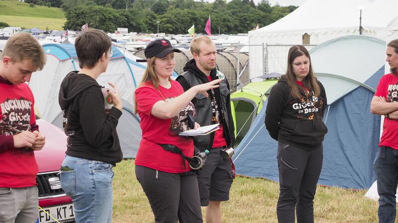 Für den guten Zweck: Die Pfandsammler des Rockharz-Festivals Lagebesprechung mit Jana Bertram (3.v.l.): Nach elf Jahren "Glück in Dosen" läuft die Aktion auf dem Rockharz mittlerweile sehr routiniert ab.