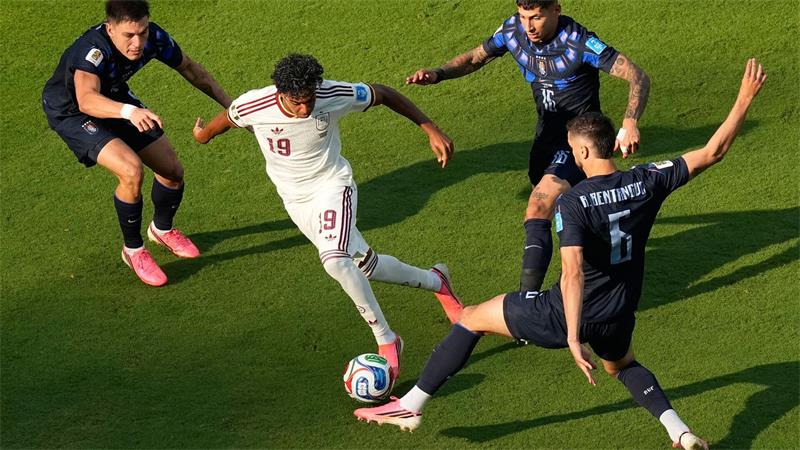 Lamine Yamal (2.v.l.) bekam von Uruguay selten viel Platz.