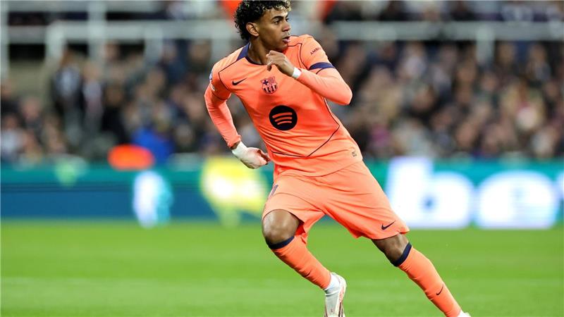 Lamine Yamal glich per Elfmeter spät für Barcelona aus.