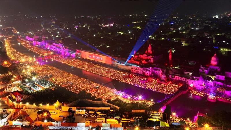 Indisches Lichterfest mit über zwei Millionen Öllampen Lampen erhellen die Ufer des Flusses Saryu am Vorabend des hinduistischen Diwali-Festes in Ayodhya.