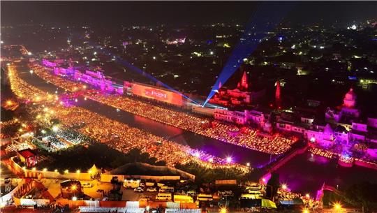 Lampen erhellen die Ufer des Flusses Saryu am Vorabend des hinduistischen Diwali-Festes in Ayodhya.