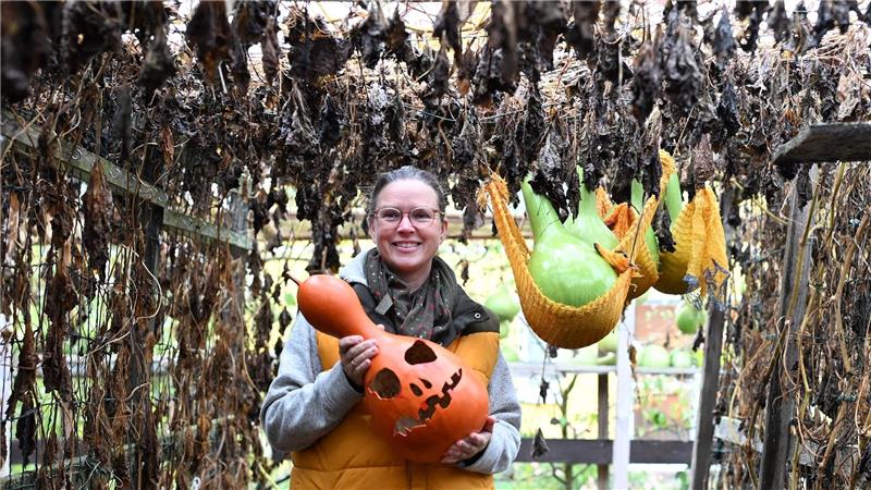 Lampenkünstlerin Virginia Lauterbach zeigt eine fertige Halloween-Lampe - unfertige Exemplare müssen noch trocknen.