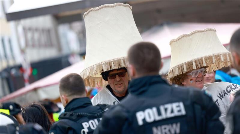 Lampenschirmkostüme überragen in Köln die Ordnung schaffende Polizisten. (Archivbild).
