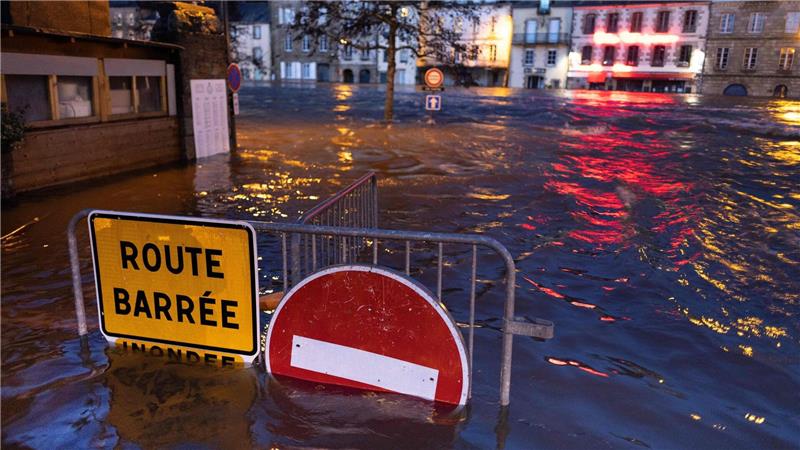 Land unter: Der Fluss Laita in Frankreich ist über die Ufer getreten und hat eine Straße in der Stadt Quimperle völlig überschwemmt. 