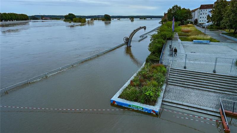 Trotz fallender Pegel: Hochwasserlage angespannt Land unter - die Wassermassen reichen an die Oderpromenade in Frankfurt.