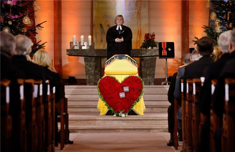 Bewegender Abschied von Wolfgang Schäuble in der Heimat Landesbischöfin Heike Springhart leitet den Gottesdienst bei der Trauerfeier für Wolfgang Schäuble.