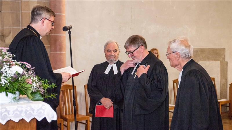 Landesbischof Dr. Christoph Meyns (li.) entbindet Propst Gunkel von seinen Pflichten. Eingerahmt wird er von seinen Vorgängern Dr. Otmar Hesse (re.) und Helmut Liersch.