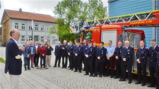 Landesbischof Ralf Meister (l.) ist es eine Herzensangelegenheit, den Feuerwehrleuten in Clausthal-Zellerfeld für den Einsatz an der Marktkirche zu danken.