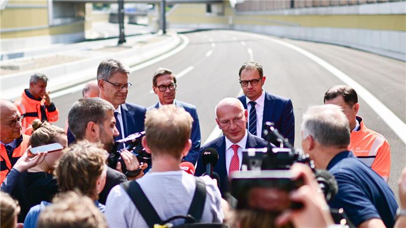 Umstrittenes Teilstück der A100 in Berlin eröffnet Landeschef Wegner betonte, dass die Verlängerung der A100 mit dem 17. Bauabschnitt weitergehen müsse.