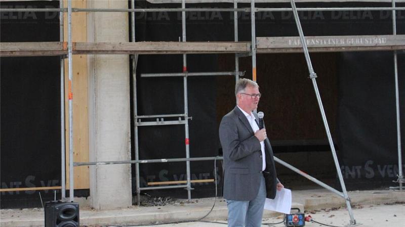 Landesinnungsverband der Dachdecker baut eine neue Doppelhalle Landesinnungsmeister Carsten Stelter betont beim Richtfest für die neue Doppelhalle in St. Andreasberg, dass dies eine Investition in die Zukunft ist.