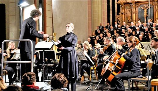 Landeskirchenmusikdirektor Gerald de Vries dirigiert in der Marktkirche das Brahms-Requiem mit Goslarer Kantorei, Göttinger Barockorchester und Sopranistin Teresa Suschke. Foto: Dürich