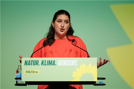 Landesvorsitzende Yazgülü Zeybek spricht beim Landesparteitag von Bündnis 90/Die Grünen Nordrhein-Westfalen.