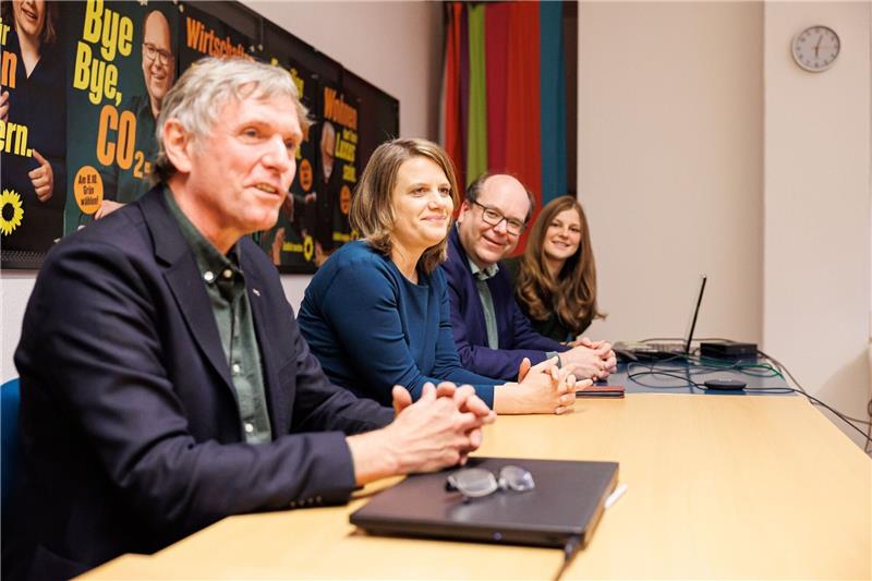 Landesvorsitzender Hans-Joachim Janßen (l-r), Spitzenkandidaten Julia Willie Hamburg und Christian Meyer und Landesvorsitzende Anne Kura bei der Landesvorstandssitzung in der Landesgeschäftsstelle der Grünen.