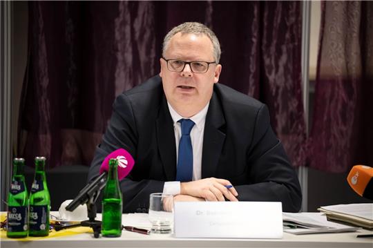 Landeswahlleiter Sebastian Berger bei der Sitzung des Landeswahlausschusses.