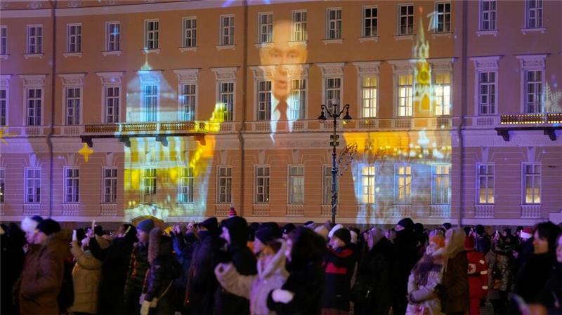 Landesweit verfolgen Menschen an Silvester die Neujahrsrede des russischen Präsidenten (Archivbild).