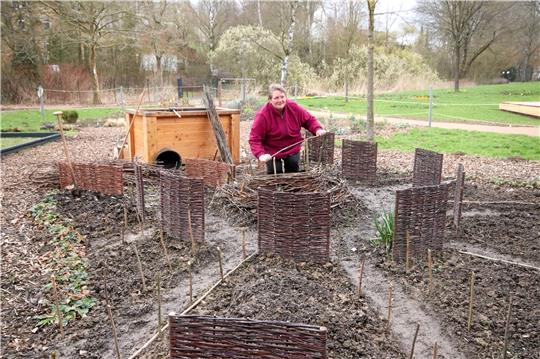 Landfrau Susann Günther flicht ein Schlüssellochbeet. Es ist ein Hochbeet mit einem Kompost in der Mitte, das sich selbst mit Dünger versorgt.  Fotos: Gereke