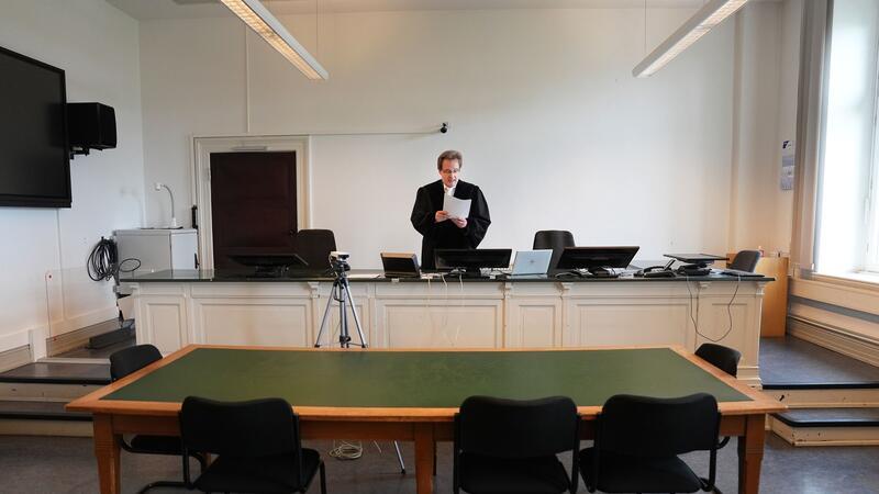Gericht lehnt Klage im Markenstreit um „Wordle“ ab Landgericht-Richter Sebastian Weihrauch verkündet im menschenleeren Sitzungssaal im Ziviljustizgebäude das Urteil im Markenstreit um das Online-Rätsel „Wordle“.