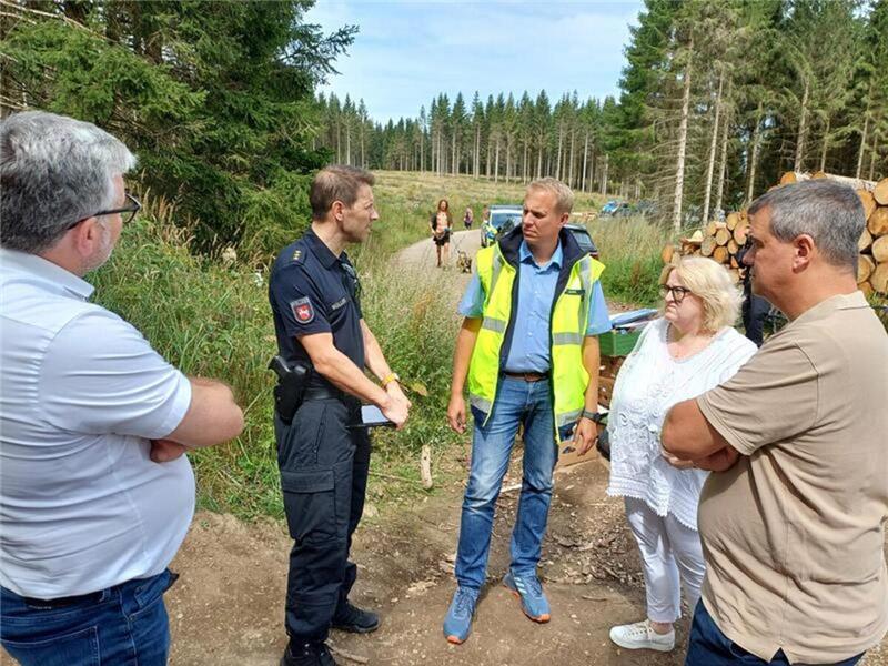 Landkreis Dr. Alexander Saipa (r.) und Erster Kreisrat Frank Dreßler (l.) stimme...