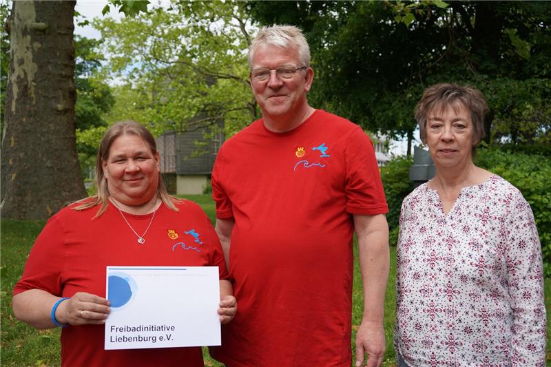 Welche Vereine von Landkreismitarbeitern unterstützt werden Zwei Frauen und ein Mann stehen nebeneinander. Eine Frau hält ein Schild mit der Aufschrift Freibadinitiative Liebenburg in den Händen.
