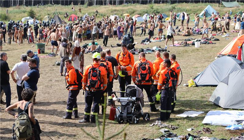 Landkreisvertreter, Feuerwehr und Polizei sammeln sich auf dem Hauptplatz des „Rainbow Gatherings“.
