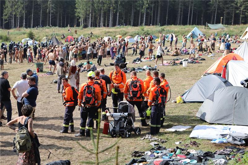 Landkreisvertreter, Feuerwehr und Polizei sammeln sich auf dem Hauptplatz des „R...