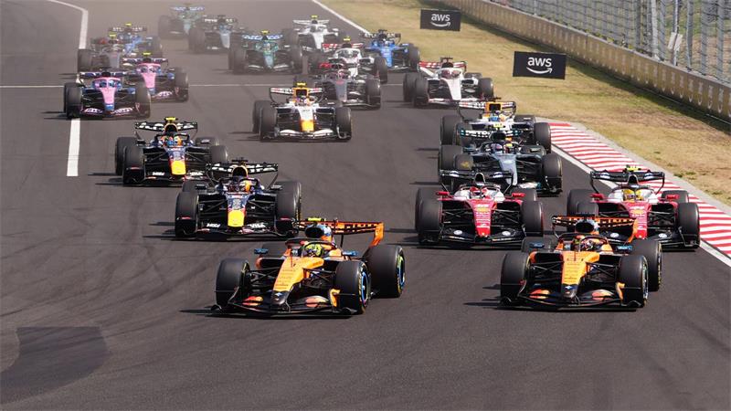 „Fighter“ Antonelli: Norris siegt vor Sommerpause Lando Norris (l) gibt in Budapest das Tempo vor.