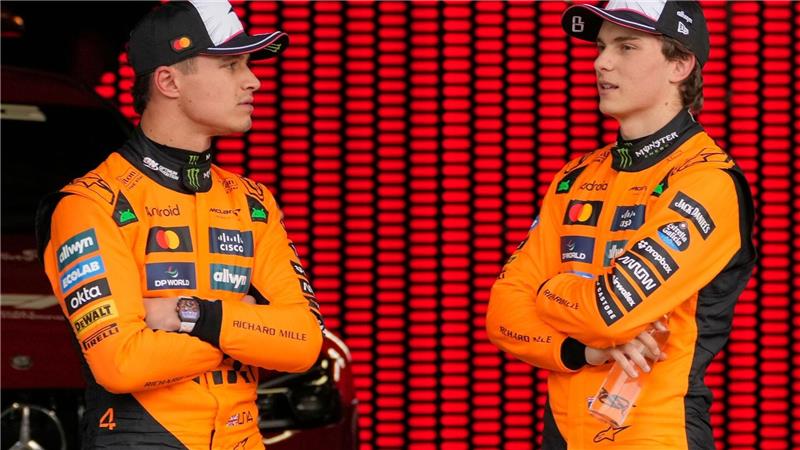 Lando Norris (l) und Oscar Piastri können Max Verstappen nicht kontern.