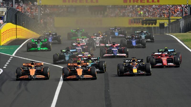 Red-Bull-Zoff mit „kindischem“ Verstappen - Piastri-Premiere Lando Norris (m.) verteidigt seine Pole gegen Teamkollege Oscar Piastri (l.)