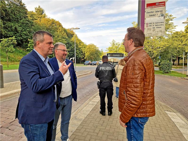 Landrat Saipa: Schulweg ist für Wildemanner zumutbar Landrat Alexander Saipa, Erster Kreisrat Frank Dreßler und Fachbereichsleiter Michael Conzen (v.li.) schauen sich die Gegebenheiten am Clausthaler ZOB an. Fotos: Knoke