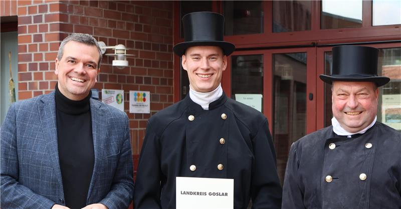 Landrat Alexander Saipa ernennt Yannik Himstedt zum Bezirksschornsteinfegermeister. 31 Jahre lang hatte Axel Kalberlah dieses Amt inne.