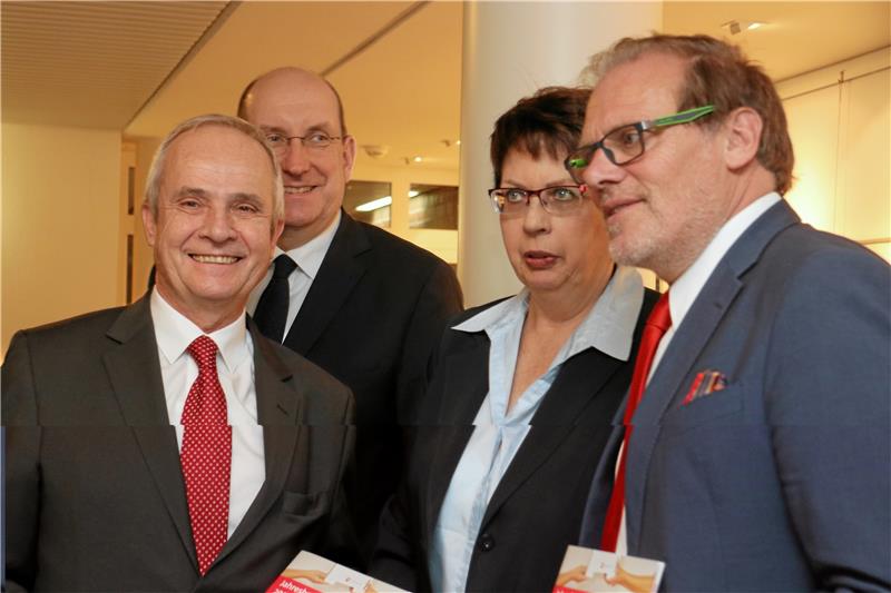 Landrat Bernhard Reuter (re.) 2018 bei einem Treffen mit Landrat Thomas Brych (li.), dem damaligen Landesbeauftragten Matthias Wunderling-Weilbier und Landesministerin Birgit Honé während eines Treffens des Steuerungsausschusses für das Südniedersachsenprogramm. Archivfoto: Stade