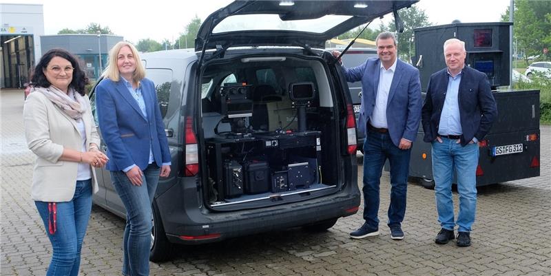 Landrat Dr. Alexander Saipa (2. v. re.) präsentiert mit den Mitarbeiterinnen Olivera Tischmeyer (li.) und Claudia Müller sowie Fachbereichsleiter Frank-Michael Kruckow die technische Ausstattung in den Blitzer-Fahrzeugen. Foto: Landkreis