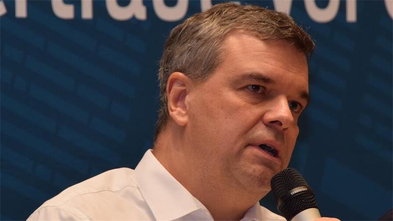 Das Foto zeigt Dr. Alexander Saipa mit Mikrofon beim Wahlforum der Goslarschen Zeitung.