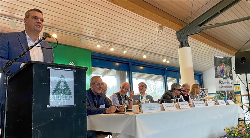 Landrat Dr. Alexander Saipa (l.) dankt dem Harzklub in seinem Grußwort auch für seinen enormen Anteil am touristischen Erfolg der Harz-Region.