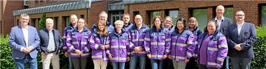 Landrat Dr. Alexander Saipa (li.), Fachbereichsleiter Frank-Michael Kruckow (2. v. li.), Kriseninterventionsteam-Leiter Christian Lenz (2. v. re.) und Rettungsdienst-Mitarbeiter Daniel Müller (re.) mit den neuen Teammitgliedern (v. li.): Bernd Böhm, Catherine Koch, Maren Hoffmeister, Ulrich Schneider, Wibke Schur, Jens Necas-Niessner, Alexander Waturandang, Ilka Sielaff, Carina Jantke, Jaqueline Diercks, Bärbel Vieweg und Angelika Kleinert.  Foto: Landkreis Goslar