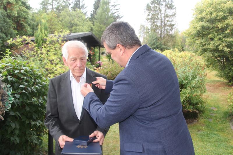 Landrat Dr. Alexander Saipa (rechts) zeichnet Karl Kamphenkel mit dem Bundesverdienstkreuz aus. Foto: Eggers