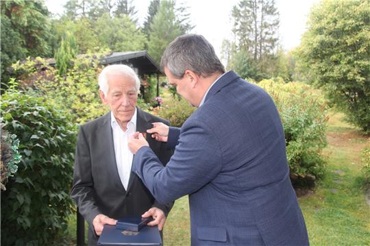 Landrat Dr. Alexander Saipa (rechts) zeichnet Karl Kamphenkel mit dem Bundesverdienstkreuz aus. Foto: Eggers