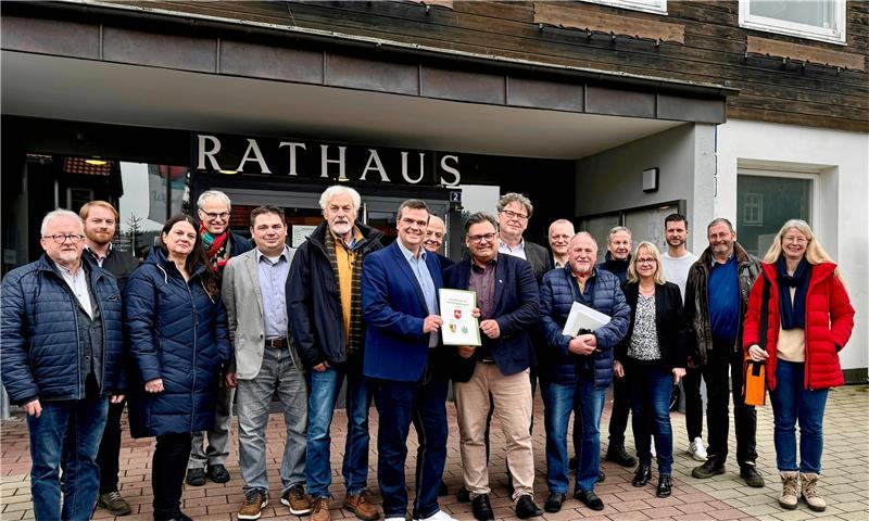 Land und Landkreis unterstützen Braunlages Entwicklung Landrat Dr. Alexander Saipa und Bürgermeister Wolfgang Langer (Mitte mit Urkunde, v.l.) unterzeichnen im Beisein von Verwaltungsmitarbeitern und Vertretern aus der Politik die Fortsetzung der Kommunalen Entwicklungspartnerschaft (KEP) bis 2025. Foto: Landkreis Goslar