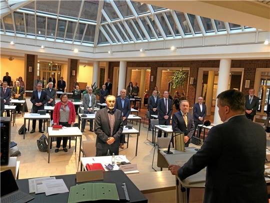 Landrat Dr. Alexander Saipa (vorn) vereidigt die Kreistagsabgeordneten nach der Kommunalwahl 2021 im Foyer des Kreishauses in Goslar.  Fotos: Stade/ Landkreis
